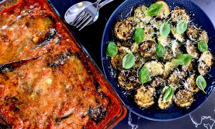 Melanzane met verse tomatensaus, parmezaanse kaas en een salade van gebakken courgette