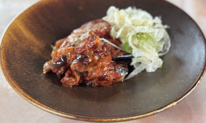 Lilian Marijnissen en Ramon maken lasagne van aubergine