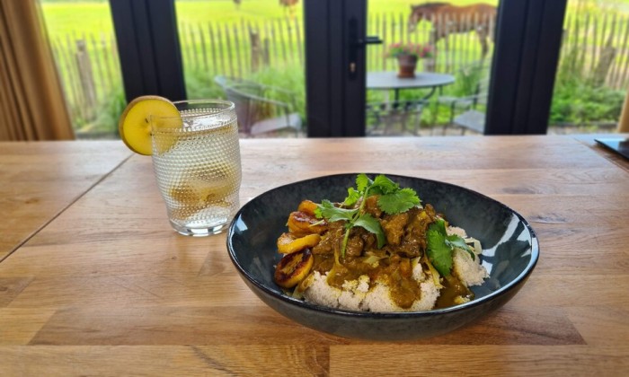 Fonio met kerrie runderstoof