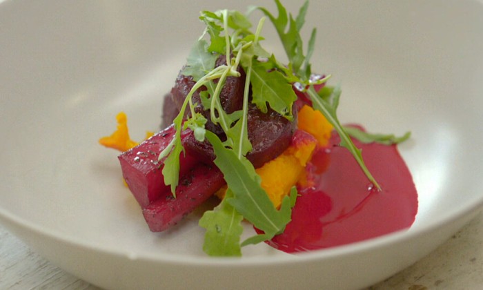 Gebakken bietjes, wortel en geprakte pompoen met bietensaus