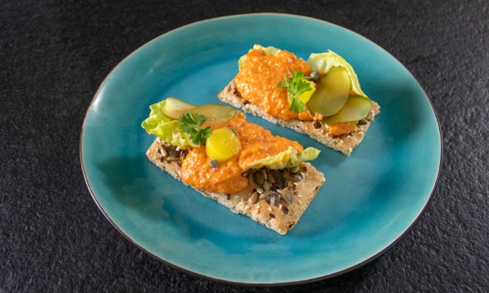 Volkoren crackers met zalmsalade