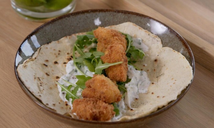 Tortillawraps met bloemkool nuggets en yoghurt