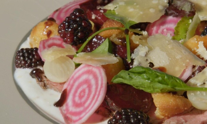 Salade met kaas en bramen