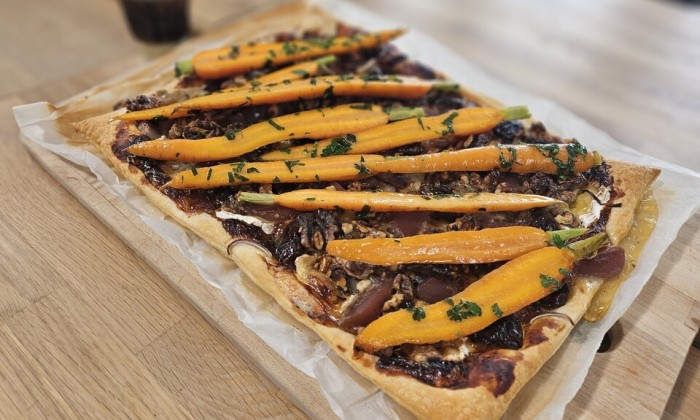 Plaattaart met camembert, wortel, walnoten en stoofperen