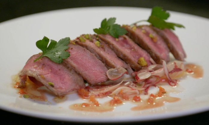 Entrecote met rode bieten en ui