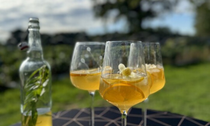 Onze chef-kok Ramon Brugman maakt zelf ijsthee met sinaasappel en munt