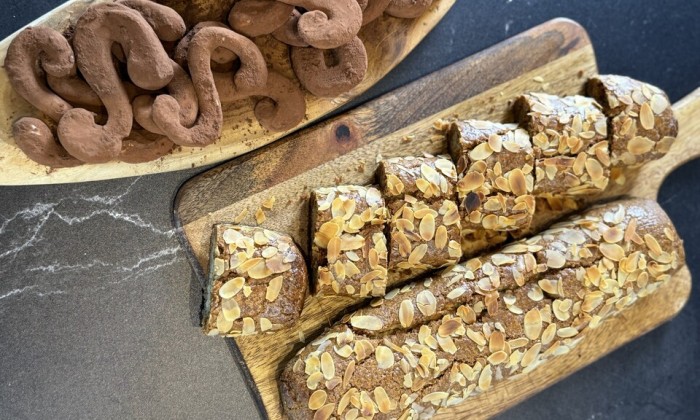 Ramon maakt banketstaven voor de Sint