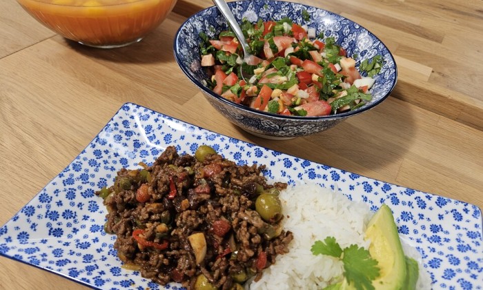 Cubaanse gehaktschotel Picadillo met tomatensalade