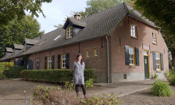 Annet woont in de boerderij waar ze als kind is opgegroeid