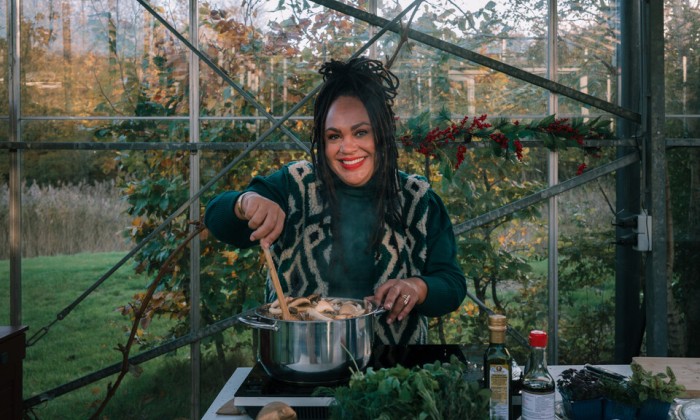 Sharon de Miranda maakt een paddenstoelenstoof voor kerst