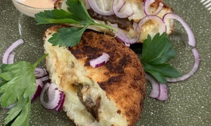 Maak van kerstkliekjes deze gefrituurde aardappelballetjes met stoofvlees