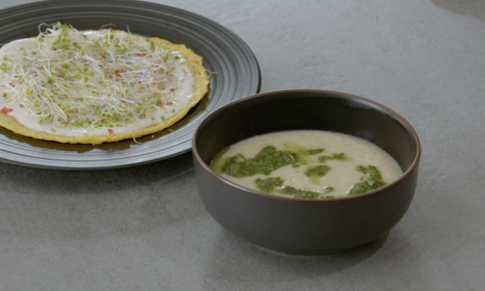 Chef-kok Geneal maakt een wintersoep met een pannenkoek