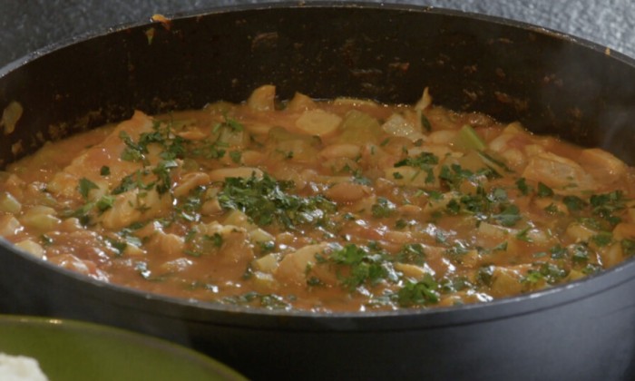 Winters stoofgerecht van kabeljauw met witte bonen, paksoi en saffraan