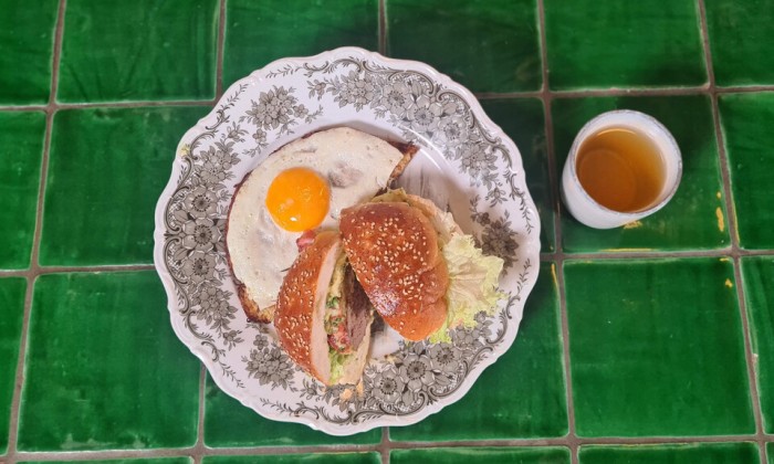 chef-kok Leon maakt een klassieke Simmenthaler Raclette burger