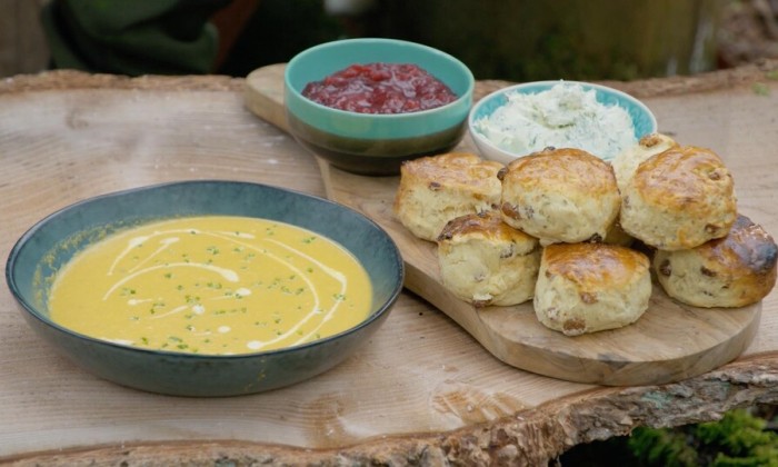 Hartige scones van zuurkool met wortelsoep