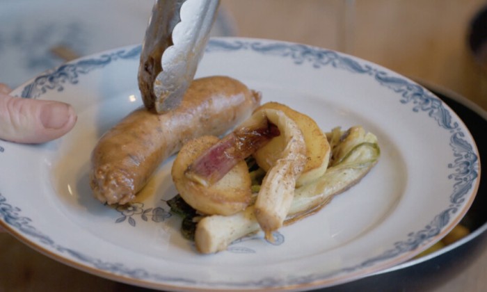 Alain maakt een gerecht met verantwoorde worst