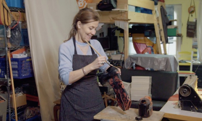 Roswitha maakt met veel precisie en creativiteit schoenen