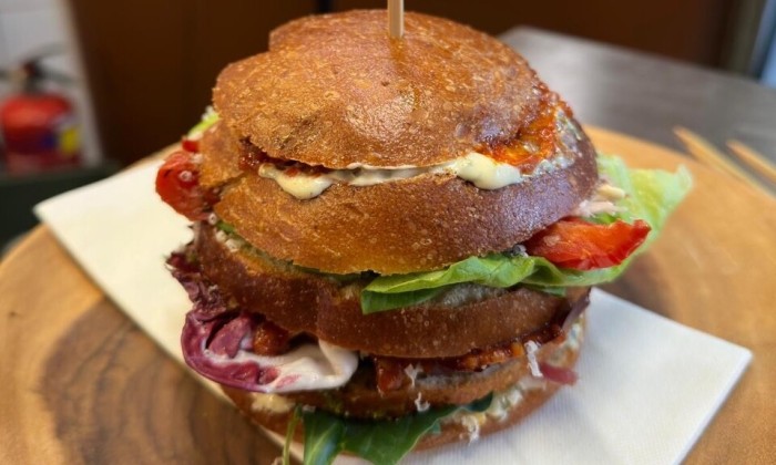 Makreelburger met salsa