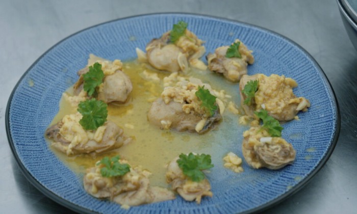 Alain maakt heerlijke oesters uit Yerseke