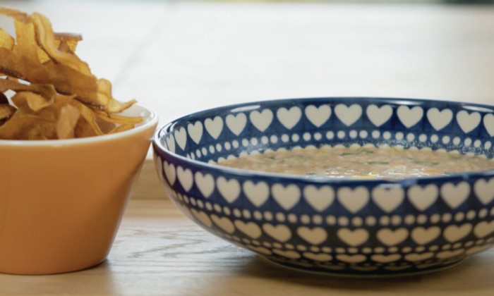 Chef-kok Sharon maakt een pittige pinda-okersoep