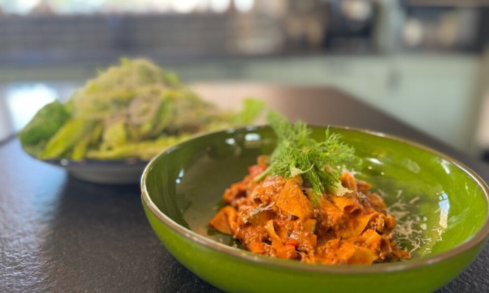 Chef-kok Ramon maakt snelle lasagne uit de pan