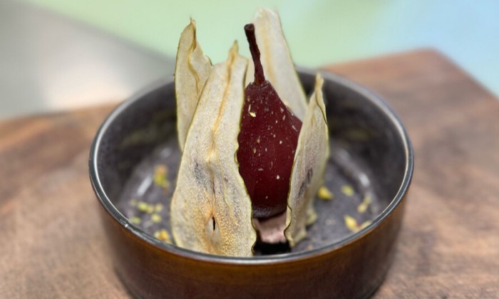 Chef-kok Ramon maakt wentelteefjes van Groninger koek met stoofpeertjes en hangop