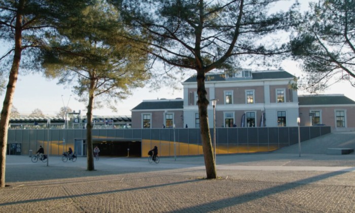 Geert bekijkt een kunstwerk voor het station in Apeldoorn