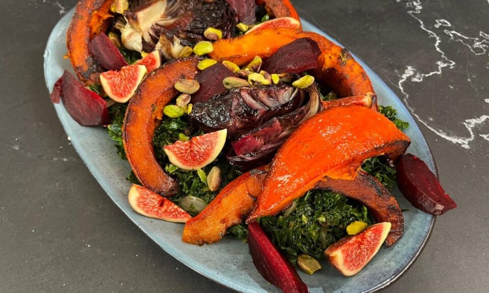 Warme boerenkoolsalade met pompoen, radicchio, vijgen en biet uit de oven