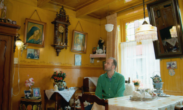 Valentijn bewondert een authentiek visssershuisje in Volendam