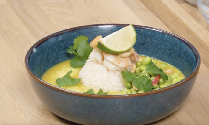 Sharon maakt snel een kerriesoep met gamba's en edamame