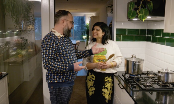 Ramon is in Amsterdam en gaat langs bij Sara Shawkat om eten te maken voor bij de iftar