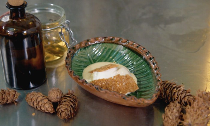 Chef-kok Rosah maakt een gerecht met gin gemaakt van een bijzonder ingrediënt