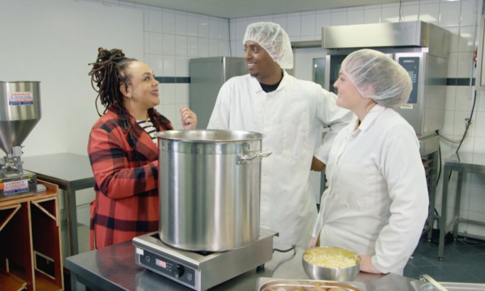 Chef-kok Sharon proeft Tesmi; gekruide geklaarde boter