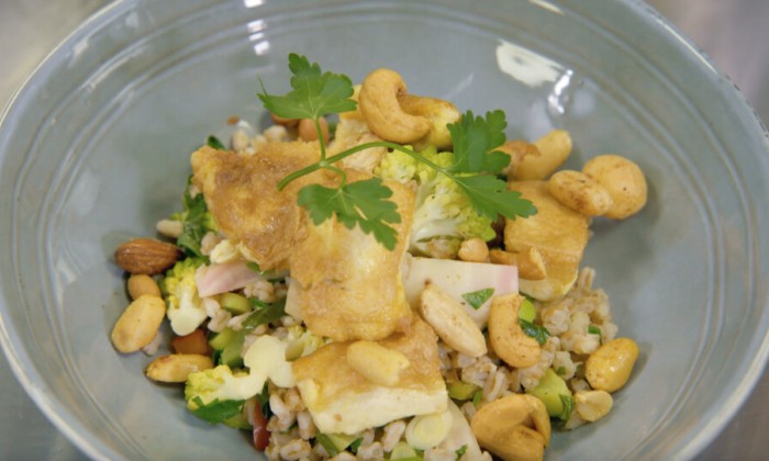 Salade met spelt, tofu, ei, romanesco, chioggia biet gemaakt met geklaarde boter