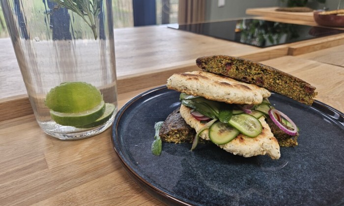 Iraanse Kuku sabzi met flatbread en salade