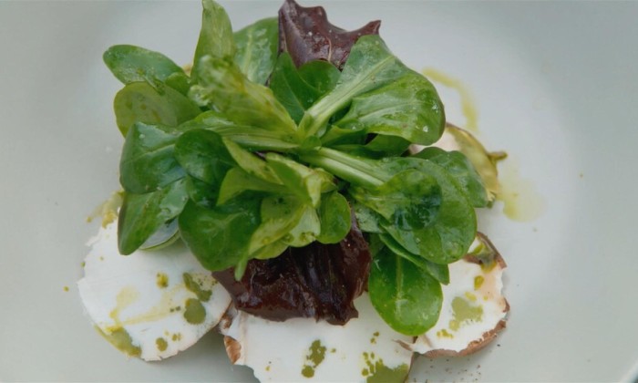 Frisse salade met verse veldsla en asperges