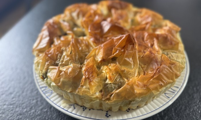 Een hartige taart van filodeeg met kruidige Surinaamse kip