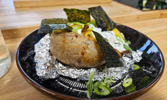 Gepofte gevulde aardappel met pittige champignons en zeewierkrokantje