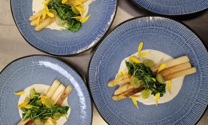 Asperges met spinazie, druiven en een frisse cashewsaus