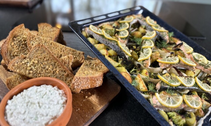 Traybake met zalm en aardappel en knoflookbrood