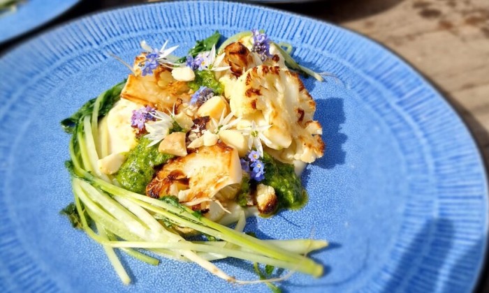 Gebakken bloemkool met pesto van raapstelen en munt