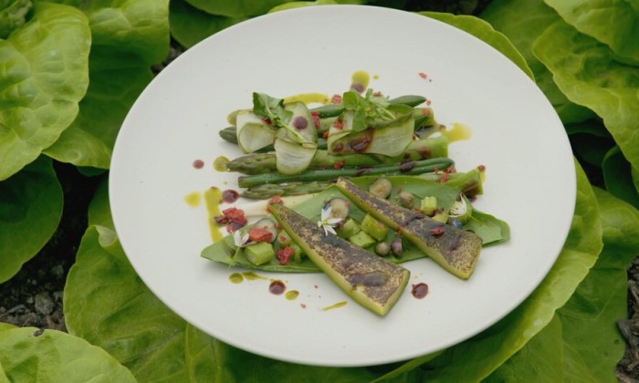 Groene voorjaarssalade met asperge en courgette