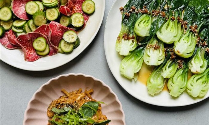 Noedels met saus op basis van restje pindakaas met paksoi