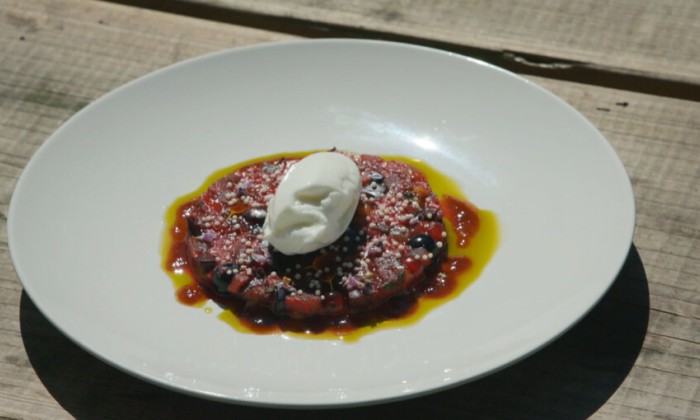 Dessert met ijs en vers fruit