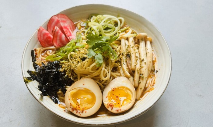 Noedelsoep met gemarineerde eieren en zoetzure bietjes