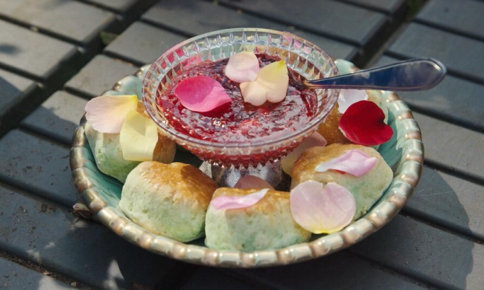 Scones met verse saus van rozen en frambozen