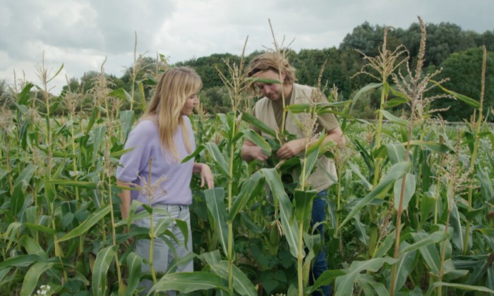 Kok Jetske van Den Elsen bewondert een bijzonder gewas: gekleurd mais