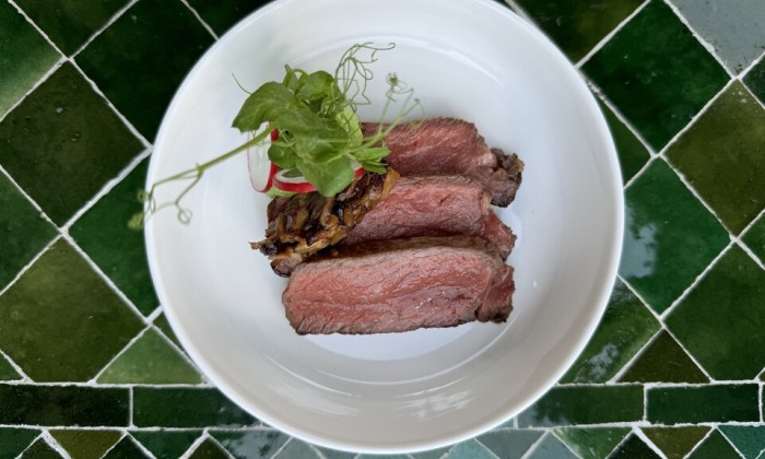 Wagyu steak met doperwten-puree en shiitake tapenade