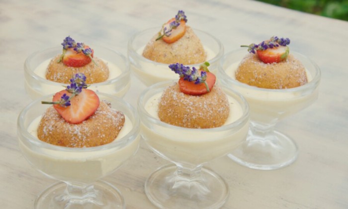 Aardbeien beignets met lavendelsuiker