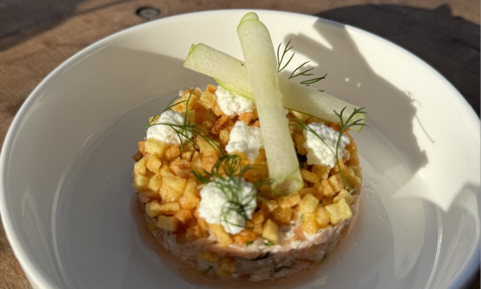 Ramon Brugman maakt een soort tartaar met zalm, appel, ricotta en krokante aardappel